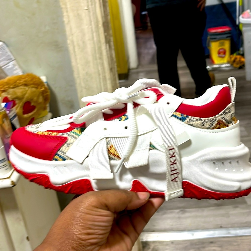 Brand new men’s sneakers ordered for myself but got them to big brand new